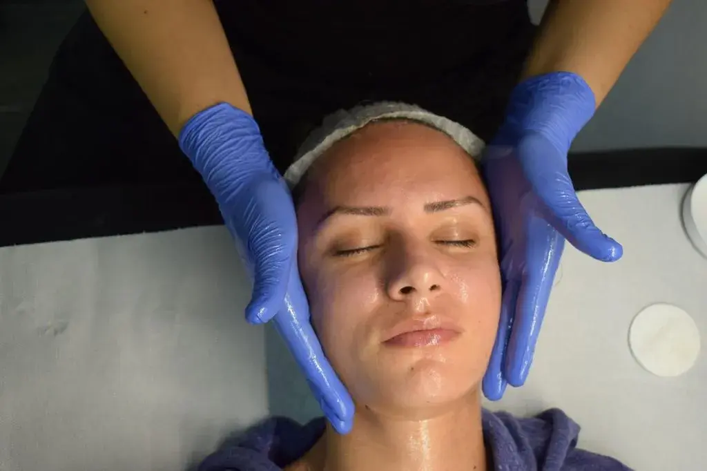 Tratament cosmetic facial aplicat de specialist